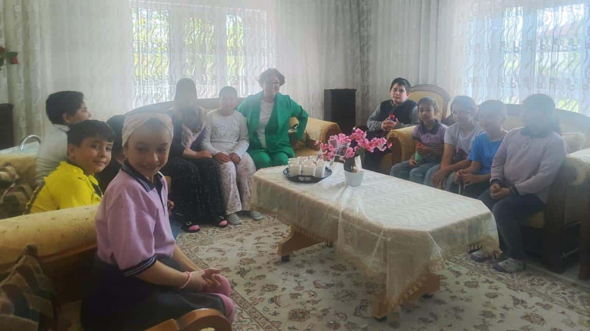 4/B Sınıfı Öğrencilerimiz Ameliyat Olan Arkadaşlarına Ziyarete Gittiler.