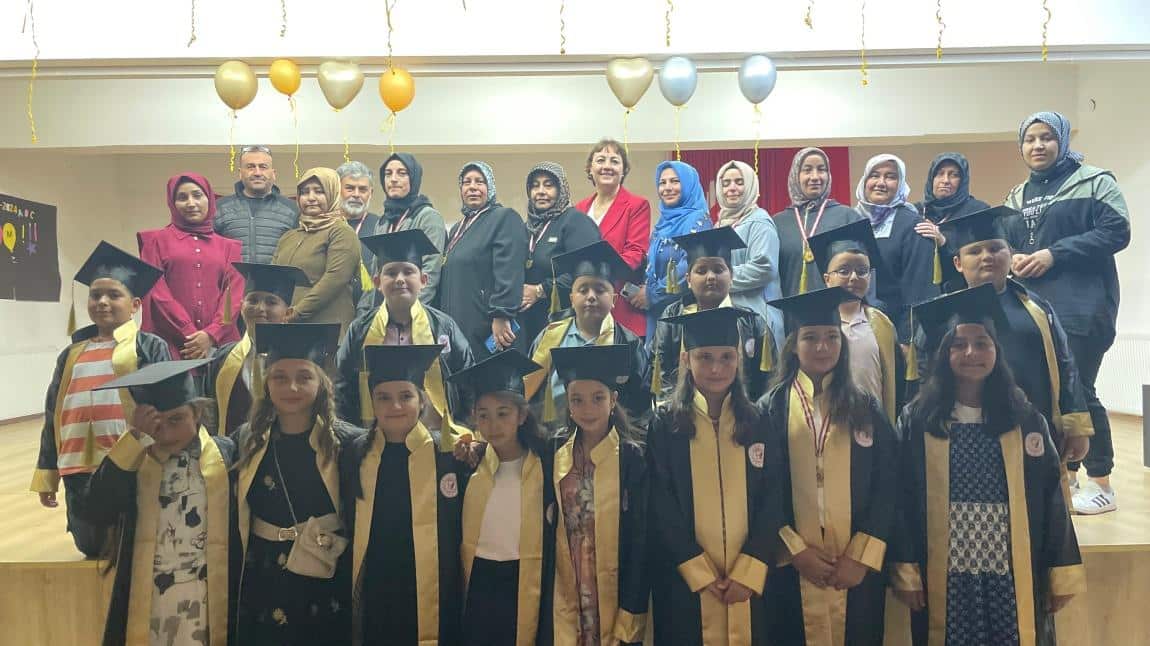 4/B Sınıfı Öğrencilerimiz Mezuniyet Töreni Yaptılar.